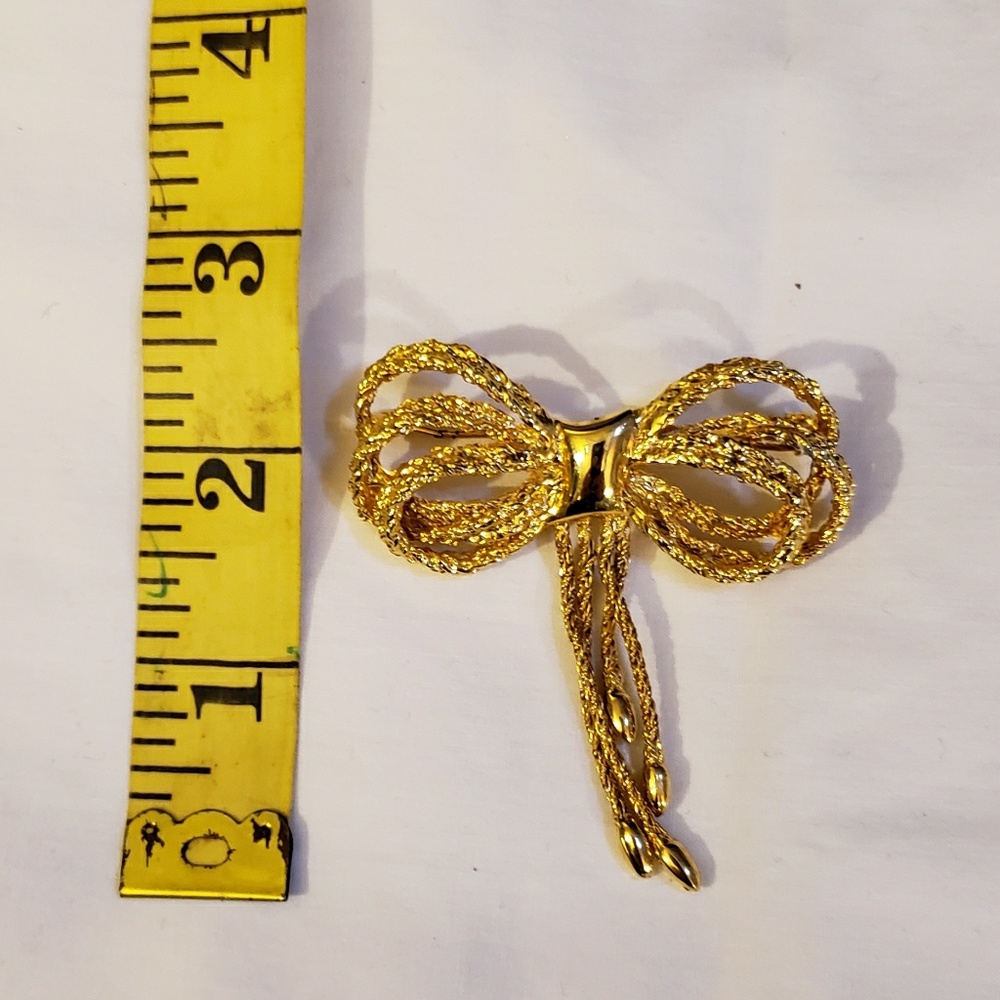 VNTG Gold Tone Polished and Textured Bow Brooch - Picture 4 of 6